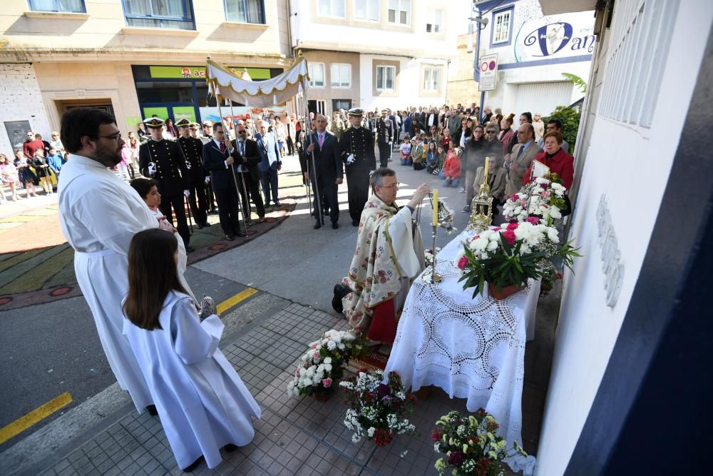 Un tapiz florar para engalanar el paso del "Viático" en Pontevedra