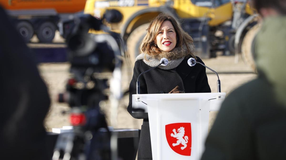 La alcaldesa de Zaragoza, Natalia Chueca, este jueves en Valdespartera.