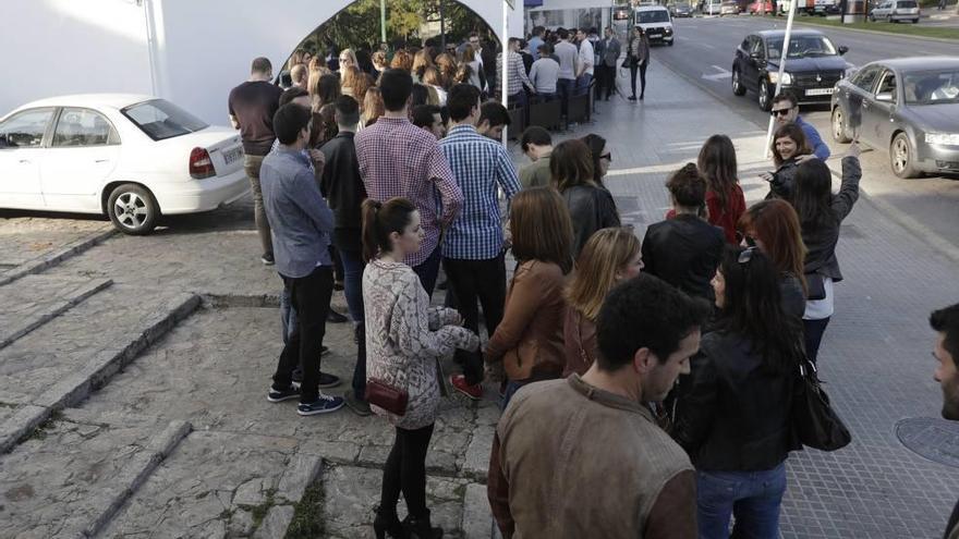 Una cola de personas aguarda para entrar en un local de Santa Catalina la tarde de un sábado.