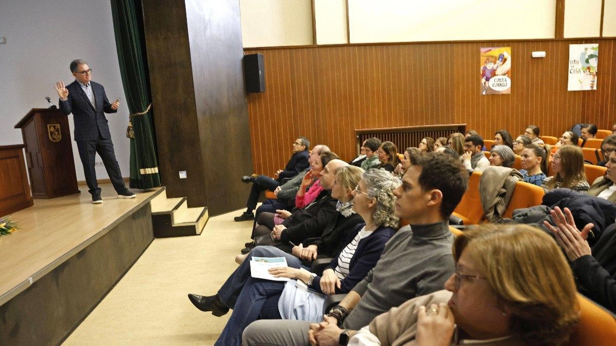 José María Bautista en plena charla, con Gálvez en la primera fila., segundo por la derecha.