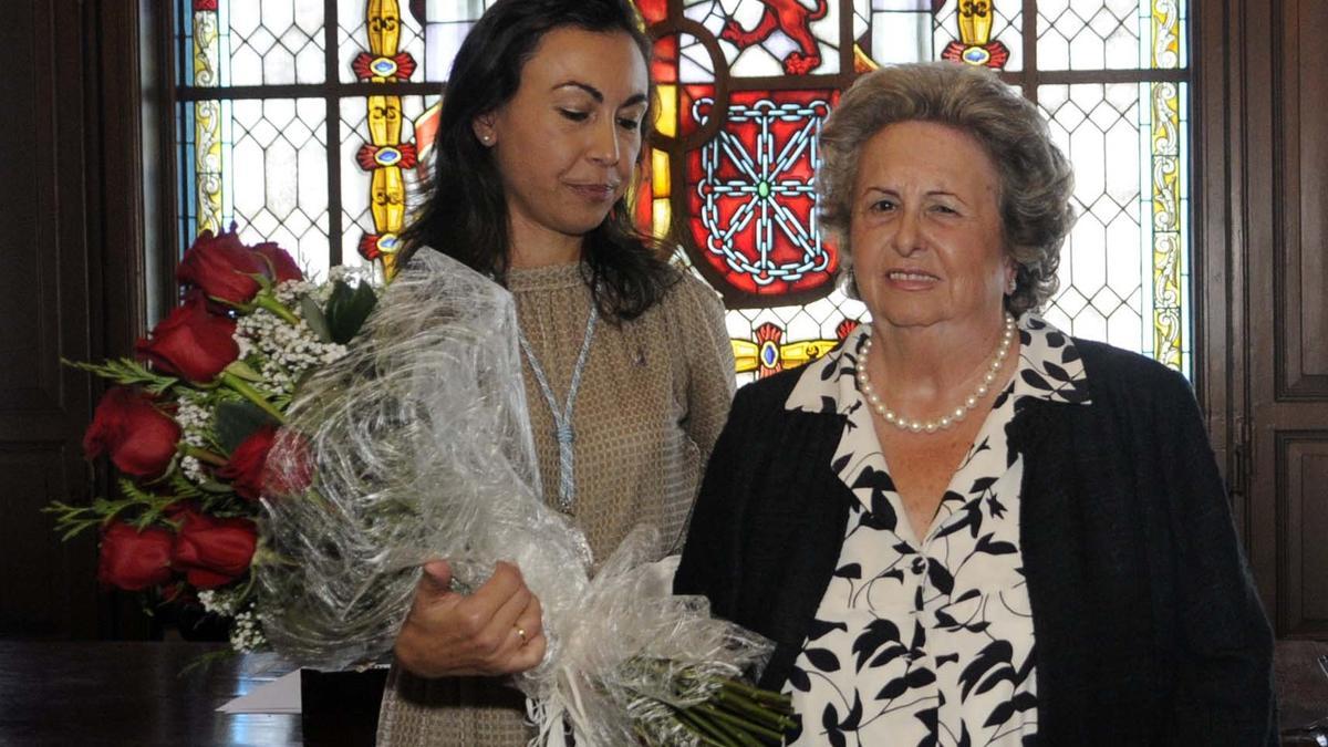Julia García en 2012, cuando recibió el nombramiento de su esposo como Hijo Adoptivo de Marín a título póstumo a manos de la alcaldesa, María Ramallo