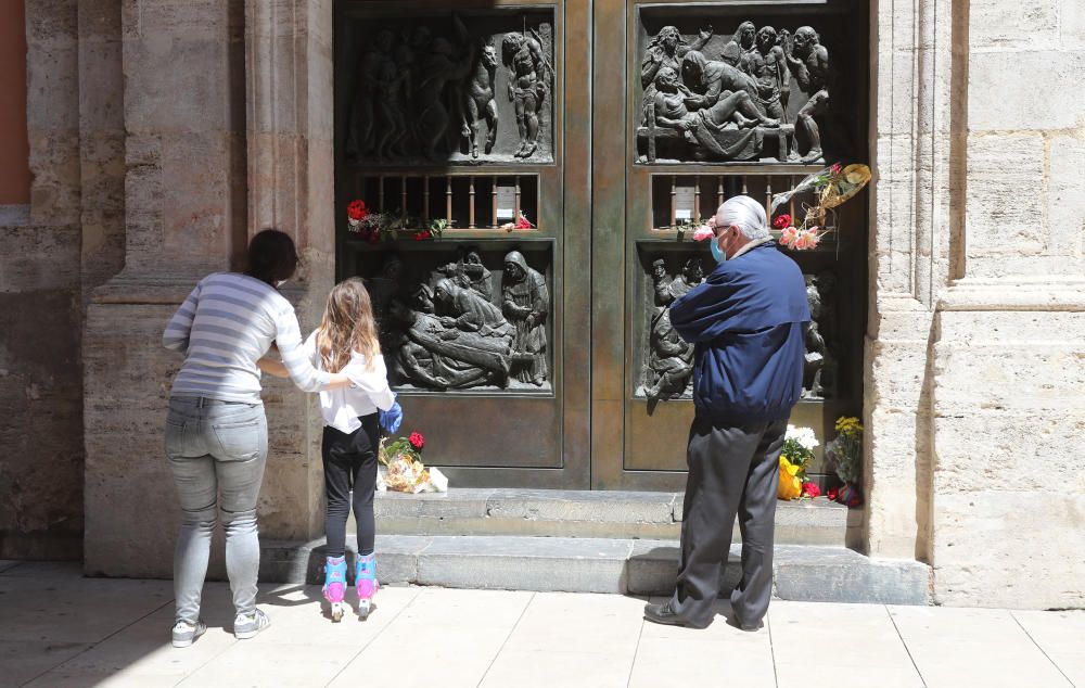 Puertas abiertas en la basílica el día de la festividad de la Virgen de los Desamparados.