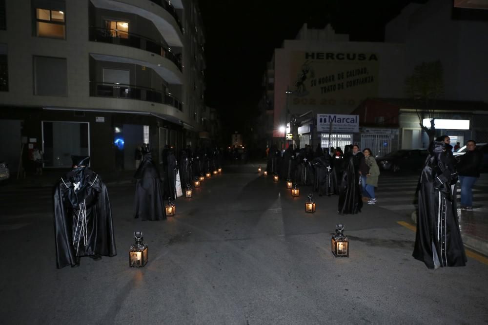 El protocolo para evitar la lluvia funcionó. El adelanto de la hora de salida de las procesiones del Silencio y Descendimiento de Cristo permitió que discurrieran por las calles de Torrevieja. Poco de