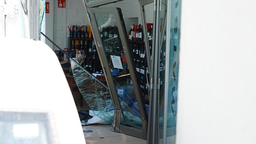 Alunizaje en Palma | Unos ladrones estrellan una furgoneta contra una tienda y se llevan la caja con 30 euros