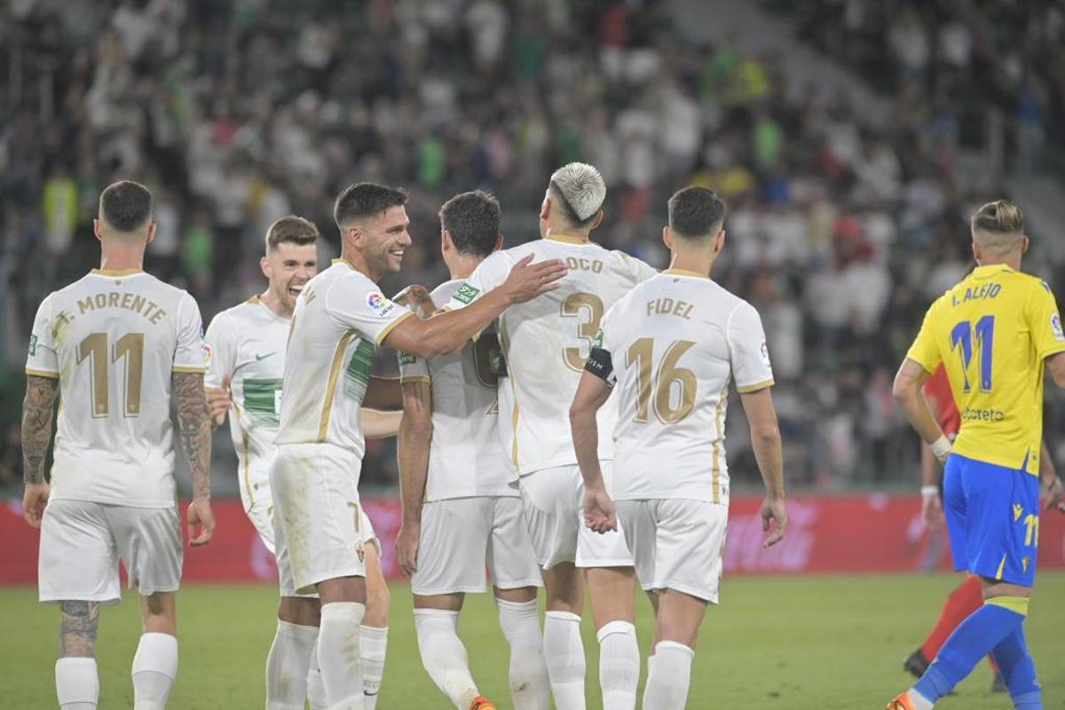 Los jugadores del Elche celebran el gol del empate de Lucas Boyé