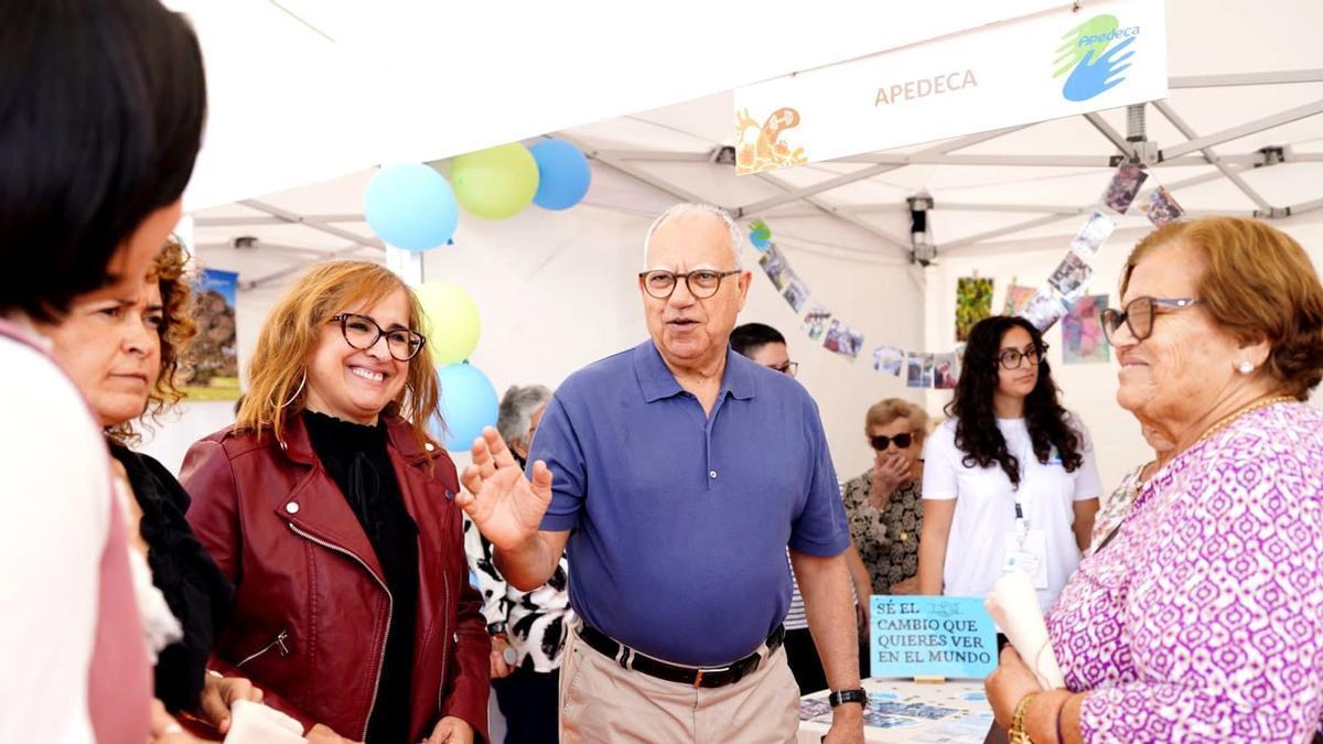 Casimiro Curbelo, presidente del Cabildo de La Gomera, en un encuentro con mayores de la isla.