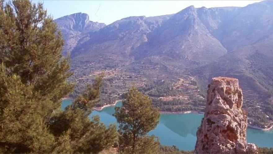 entorno. El valle encierra hermosos rincones y las aguas del embalse están rodeadas de vegetación y bravas montañas.