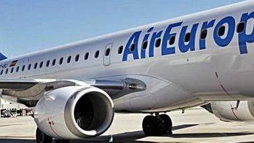 Un avión de Air Europa estacionado en la plataforma del aeropuerto de Ibiza.