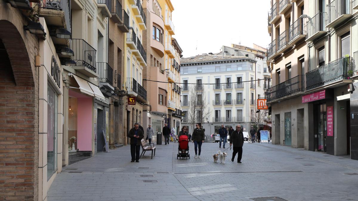 El Coso es una de las arterias más comerciales de Huesca. .