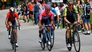 Richard Carapaz, con Simon Yates, Vincenzo Nibali y Mikel Landa, tapado.