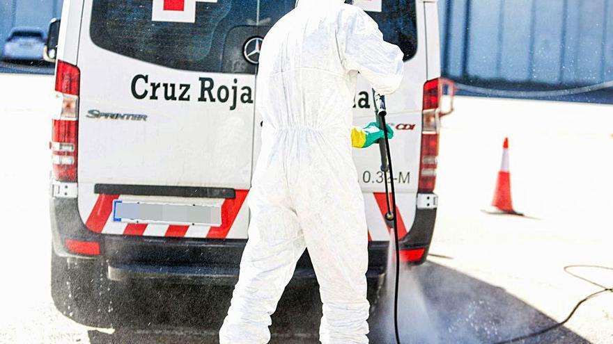 Un bomber desinfecta una ambulància a Madrid.