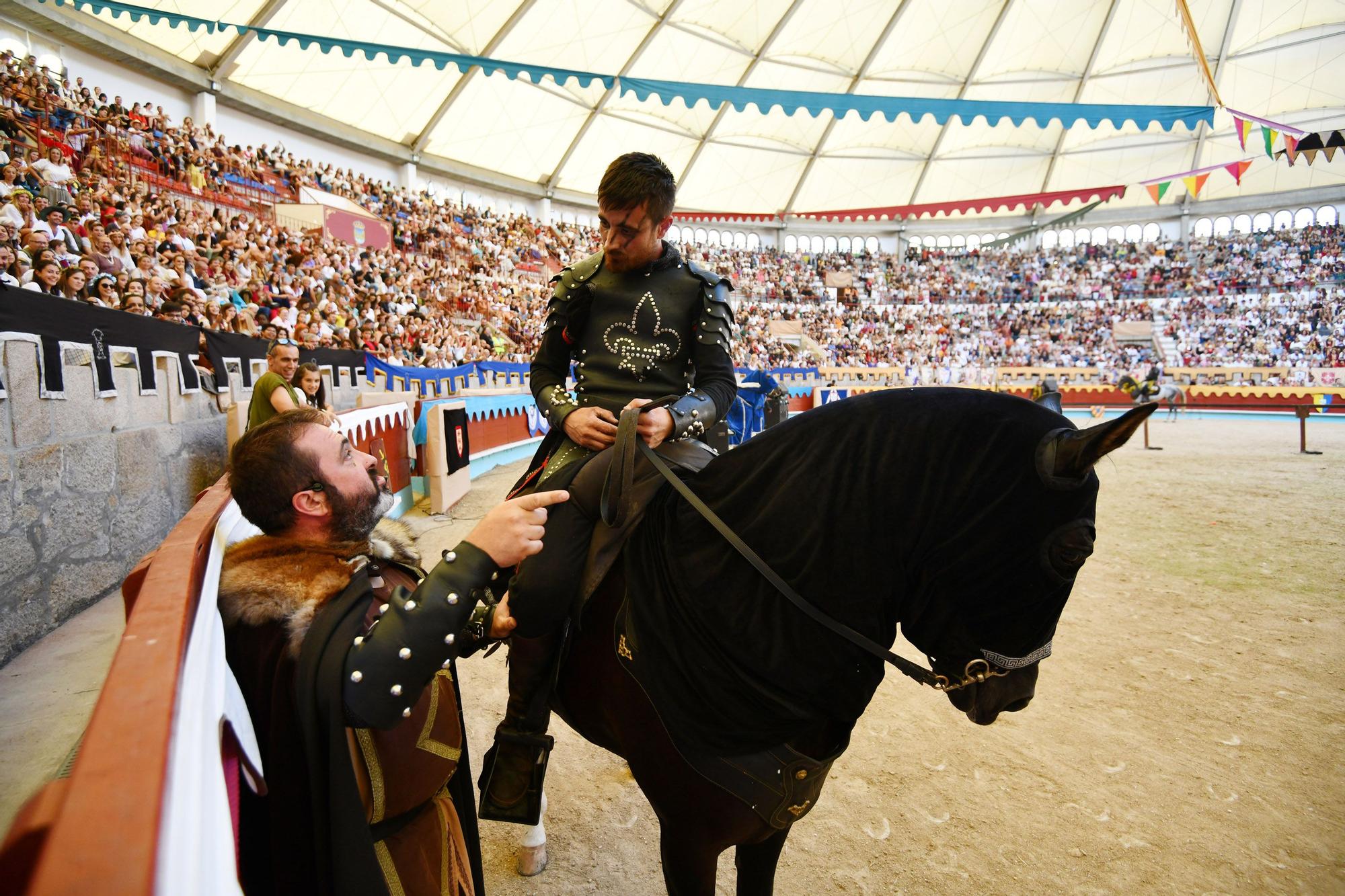 Cortesanos, bufones, damas y caballeros celebran el retorno de su señor: la Feira Franca anima Pontevedra