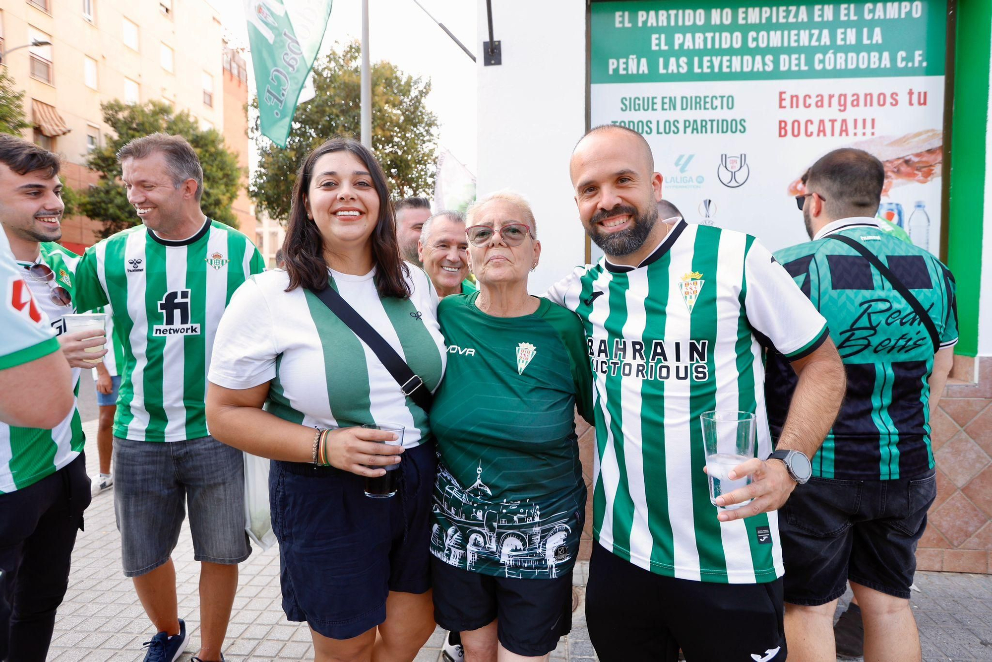 El hermanamiento entre las peñas Las Leyendas del Córdoba CF y la Peña Bética Cultural de Carmona, en imágenes