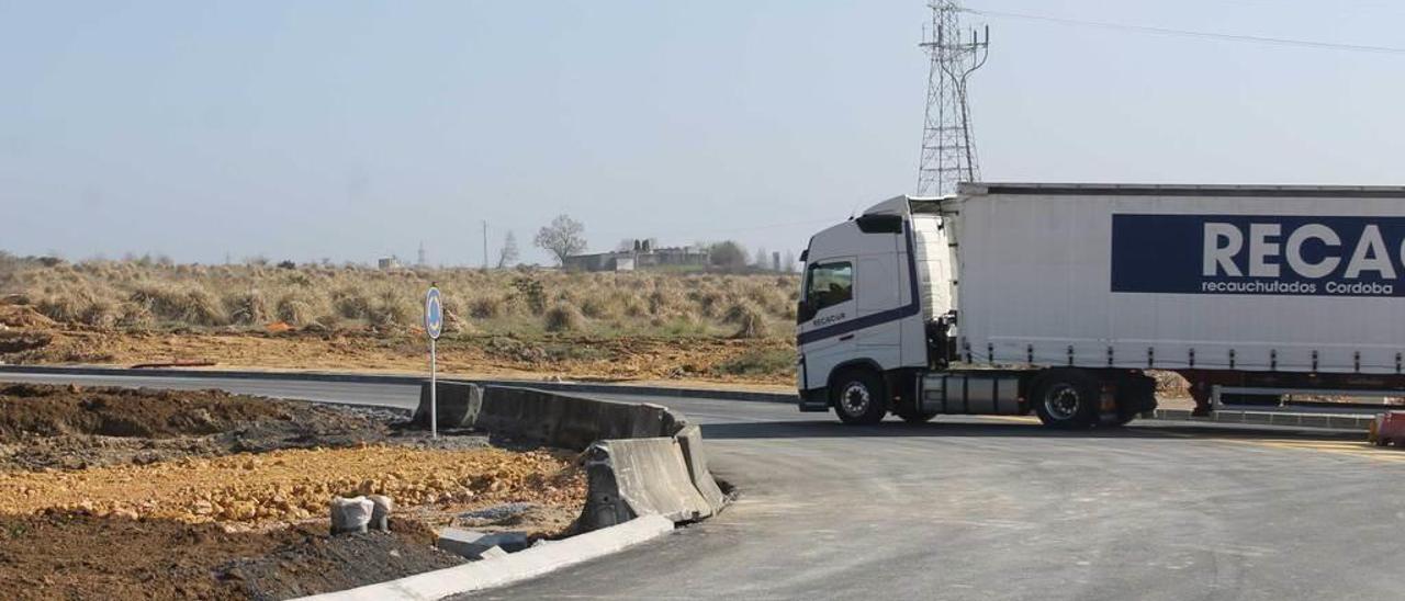 Un camión tráiler toma la rotonda en el acceso desde el polígono de Meres (Siero).