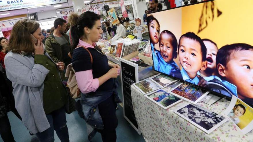 Más de sesenta artistas muestran sus creaciones en el mercado