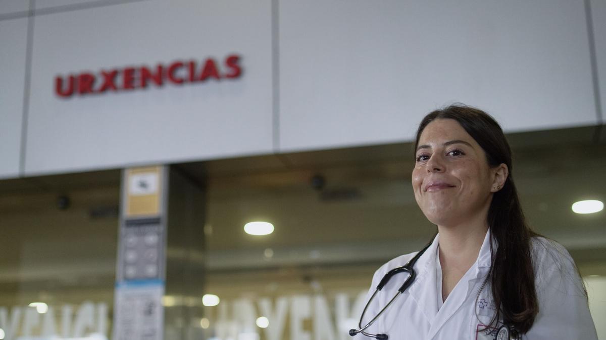 La doctora Amparo Díaz, junto a la entrada del Servicio de Urgencias del Hospital Universitario de A Coruña (Chuac).