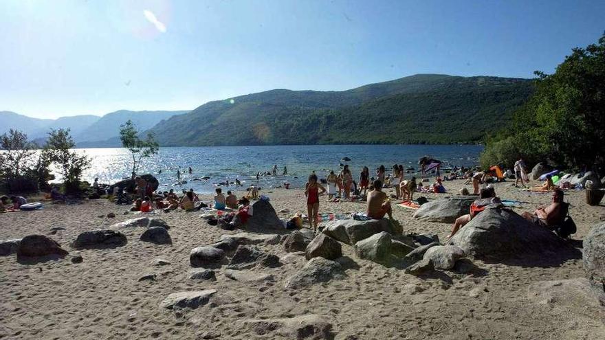 Playa del Lago de Sanabria con bañistas.