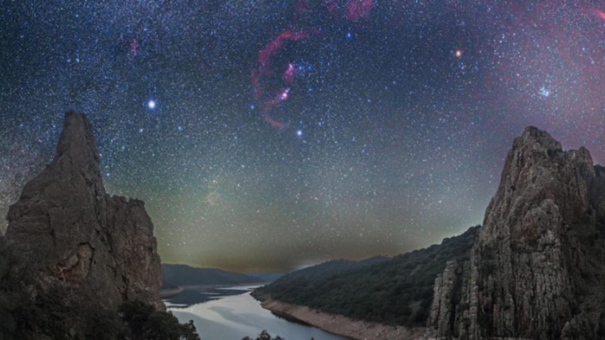 'Entre encinas y estrellas', la foto de José Luis Quiñones del cielo estrellado de Monfragüe elegida por la NASA foto del día.