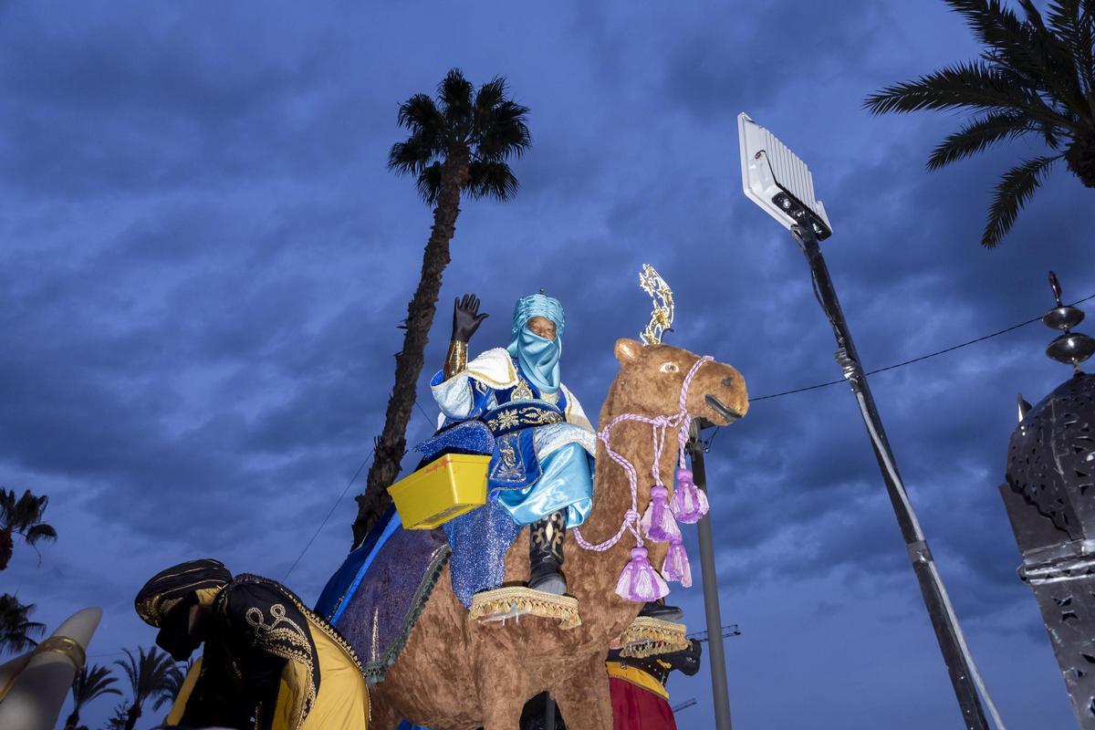 Baltasar en su carroza en la Cabalgata de Reyes Magos de Torrevieja 2026
