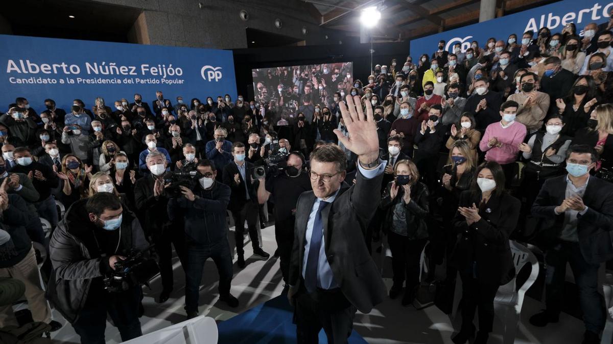 Feijóo saluda els assistents a la junta directiva del PP gallec. | EUROPA PRESS