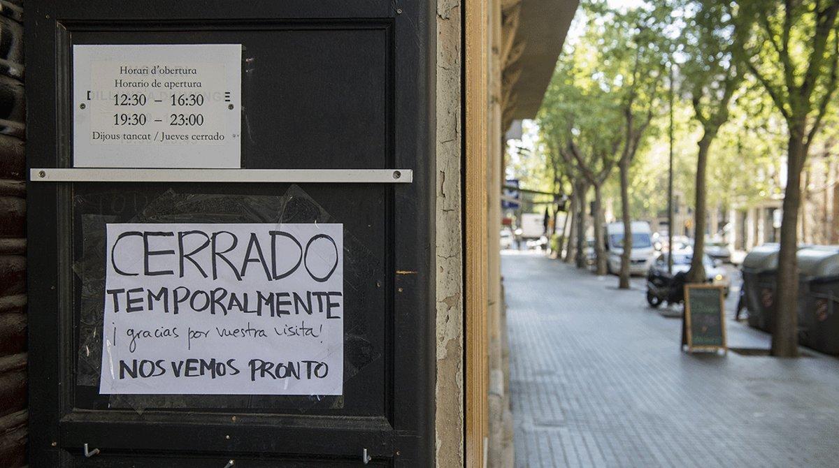 Cartel informando del cierre temporal de un restaurante por la crisis del coronavirus, en Barcelona el 3 de abril.