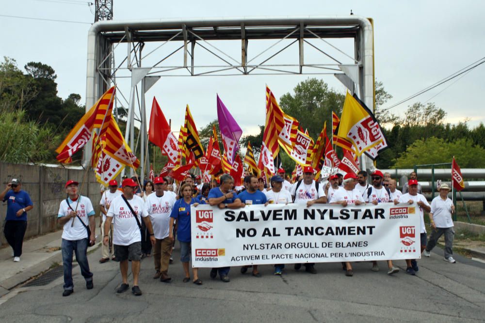 Manifestació contra els acomiadaments a Nylstar