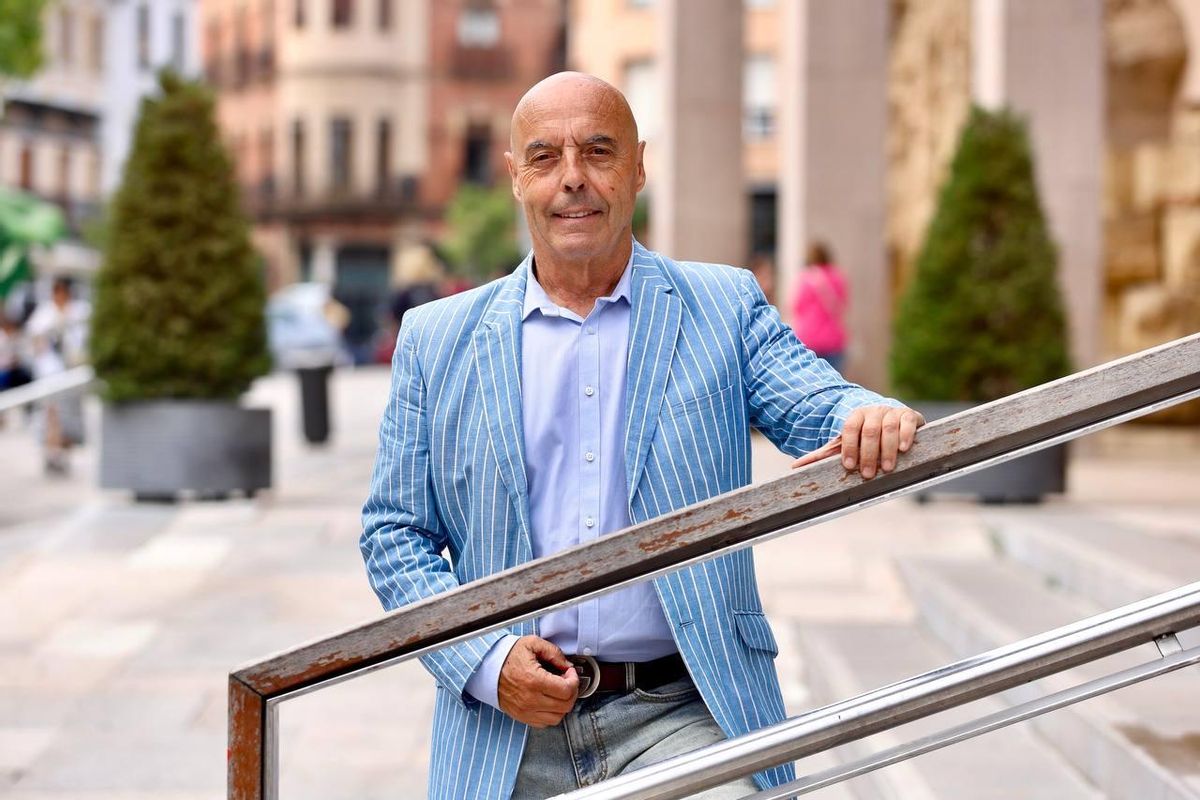 Antonio Hurtado, portavoz del PSOE, junto al Ayuntamiento de Córdoba.