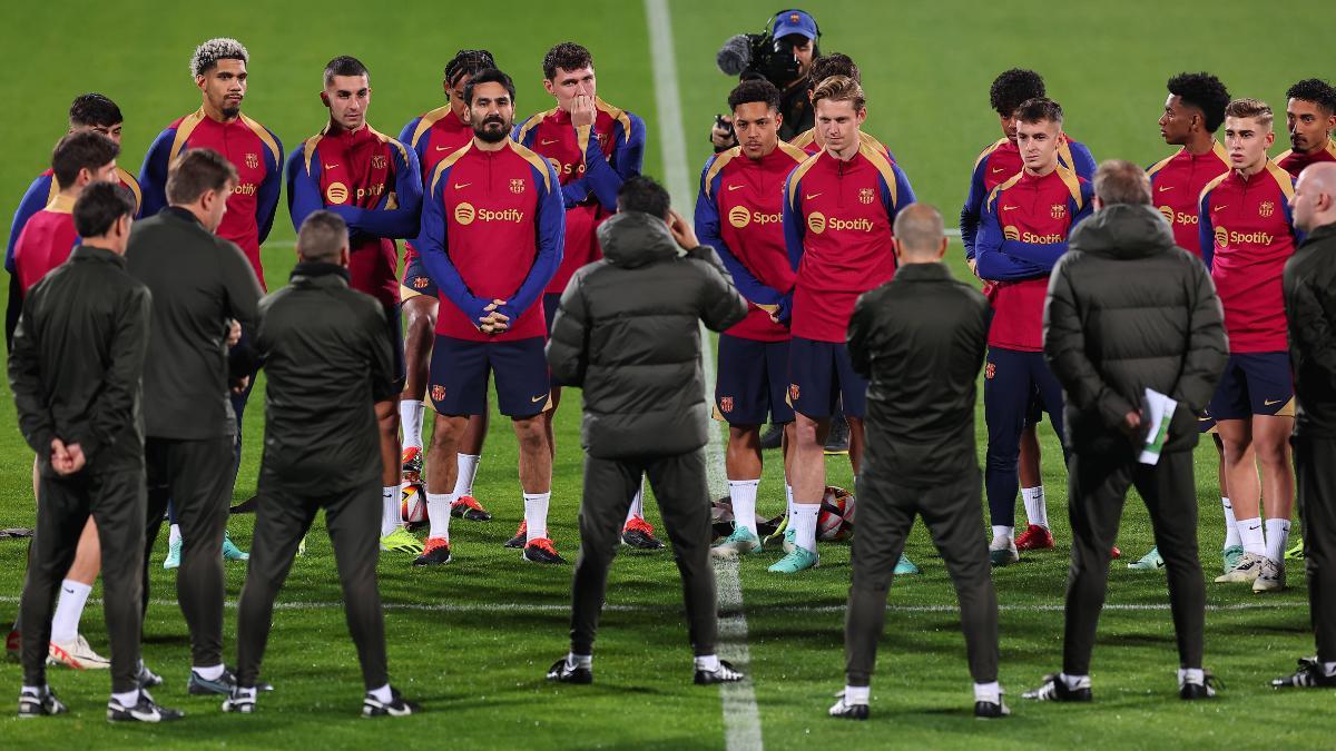 Xavi Hernández, de espaldas, junto a su staff y la plantilla del Barça en Arabia Saudí