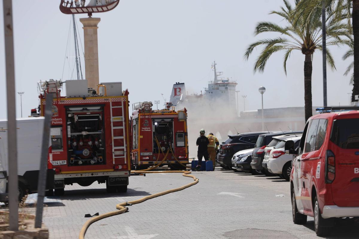 Arde un velero en el Muelle de las Golondrinas de Palma