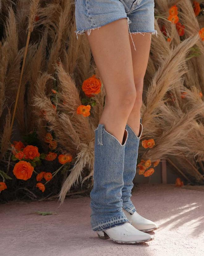 Las botas 'cow boy' de la modelo Shanina Shaik en el Festival Coachella 2022