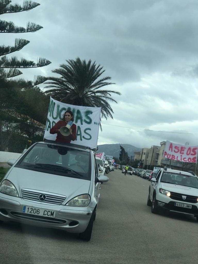 Unos 200 coches desfilan en defensa de los parques de las playas en Pollença