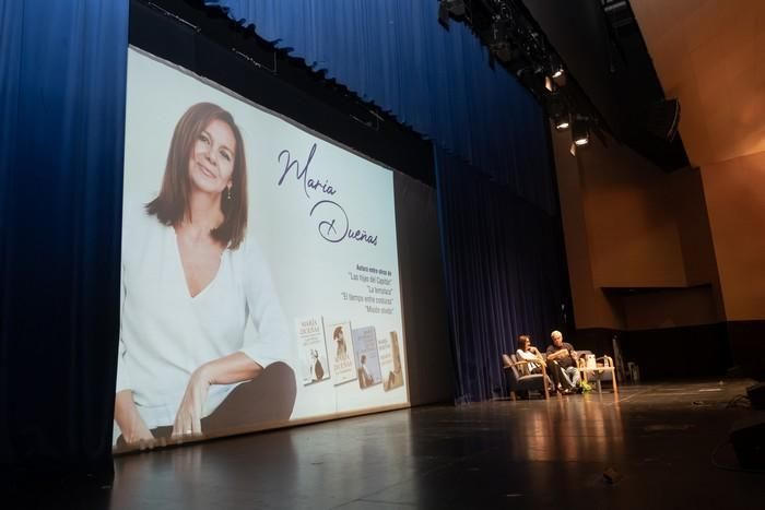 María Dueñas, con escolares en Tenerife