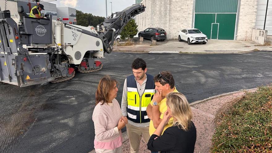 Na esquerda, alcaldesa Paula Fernández Pena, na súa visita ás obras