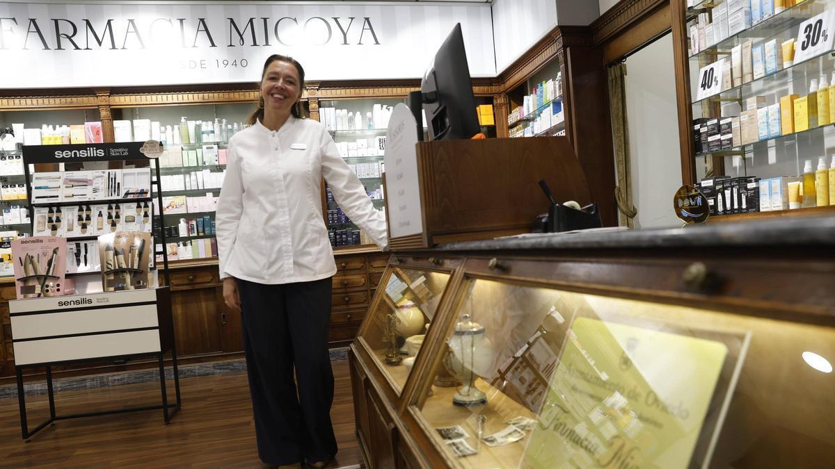 Del reparto en carro a las Migoya lovers: la historia de la emblemática farmacia de la calle Jovellanos de Oviedo
