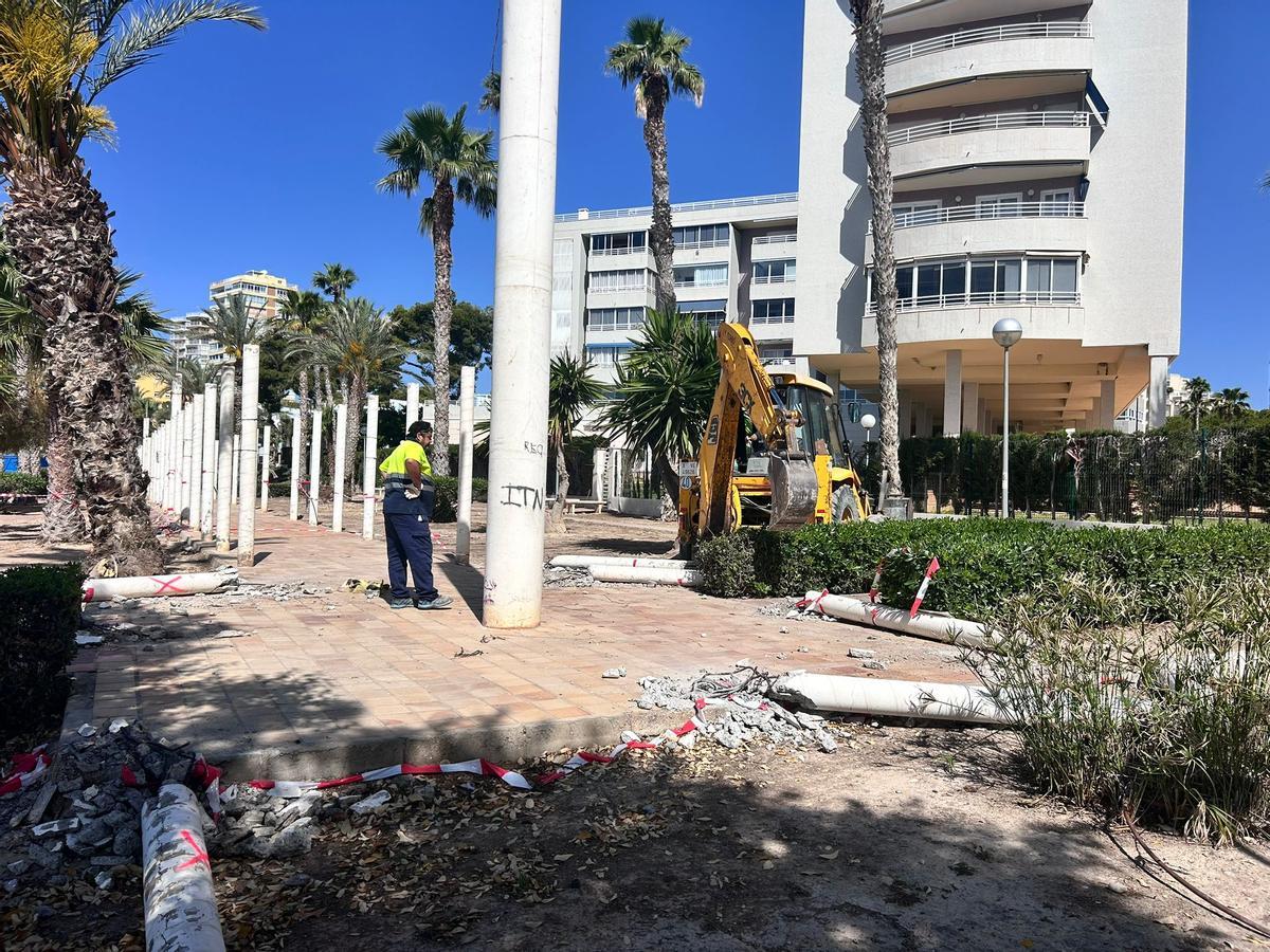Operario trabajan para quitar las buganvillas y la pérgola con vigas de madera