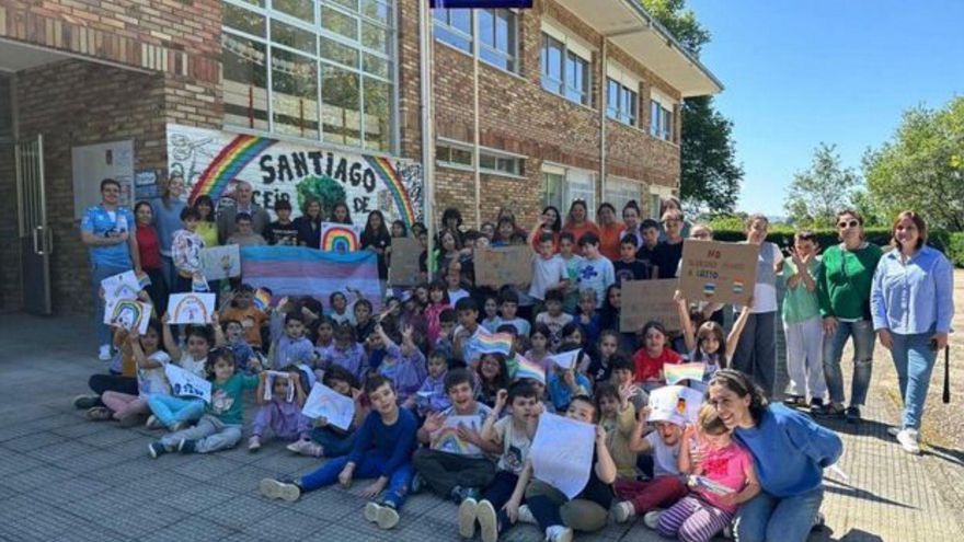 El alumnado celebra el primer premio.