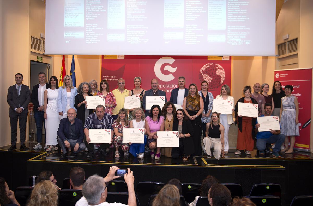 Foto de familia con los títulos del reconocimiento estatal a la educación por el desarrollo.