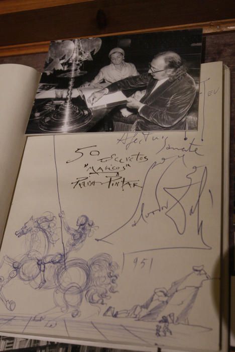 Dedicatòria de Salvador Dalí en un exemplar del llibre 50 secretos «mágicos» para pintar; a dalt, l’artista fotografiat amb Carmen Mateu.