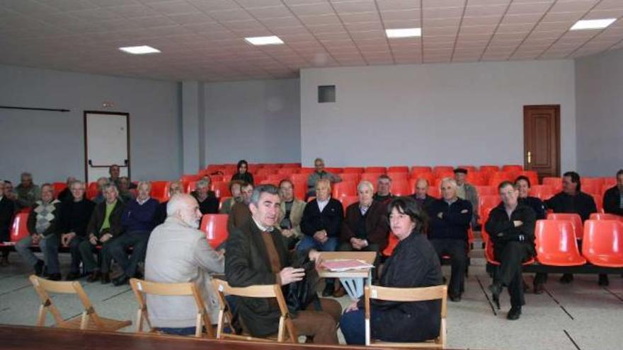 La asamblea de comuneros del domingo en la Casa do Pobo de Beluso.  // Gonzalo Núñez