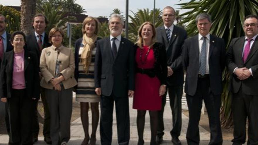 José Regidor (6i.) posa ayer en el campus de Tafira junto al equipo de su candidatura para la reelección  como rector de la Universidad grancanaria.  i LP / DLP