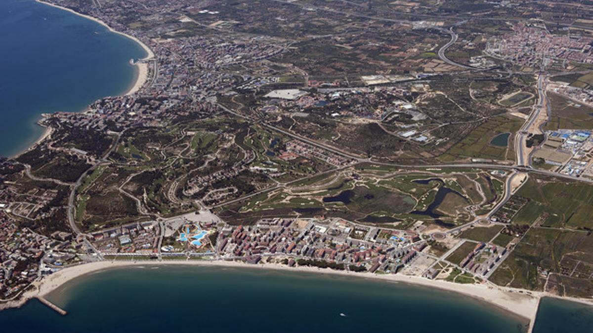 Terrenos donde se construirá el complejo Barcelona World, en Salou.