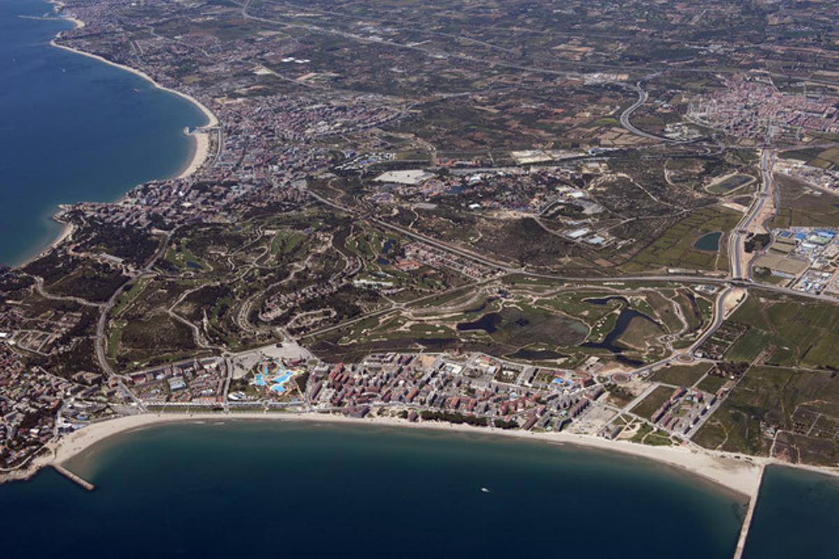 Terrenys on es construirà el complex Barcelona World, a Salou. Terrenys on es construirà el complex Barcelona World, a Salou.