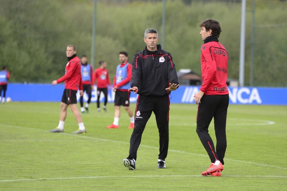 El nuevo entrenador Pablo Martí dirige un entrenamiento con ejercicios ofensivos y partidos en espacio reducido de alta intensidad.