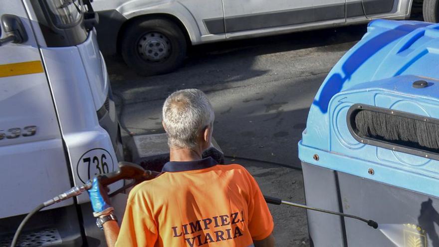 Un operario de Limpieza Viaria aplica agua a presión en un contenedor. | |