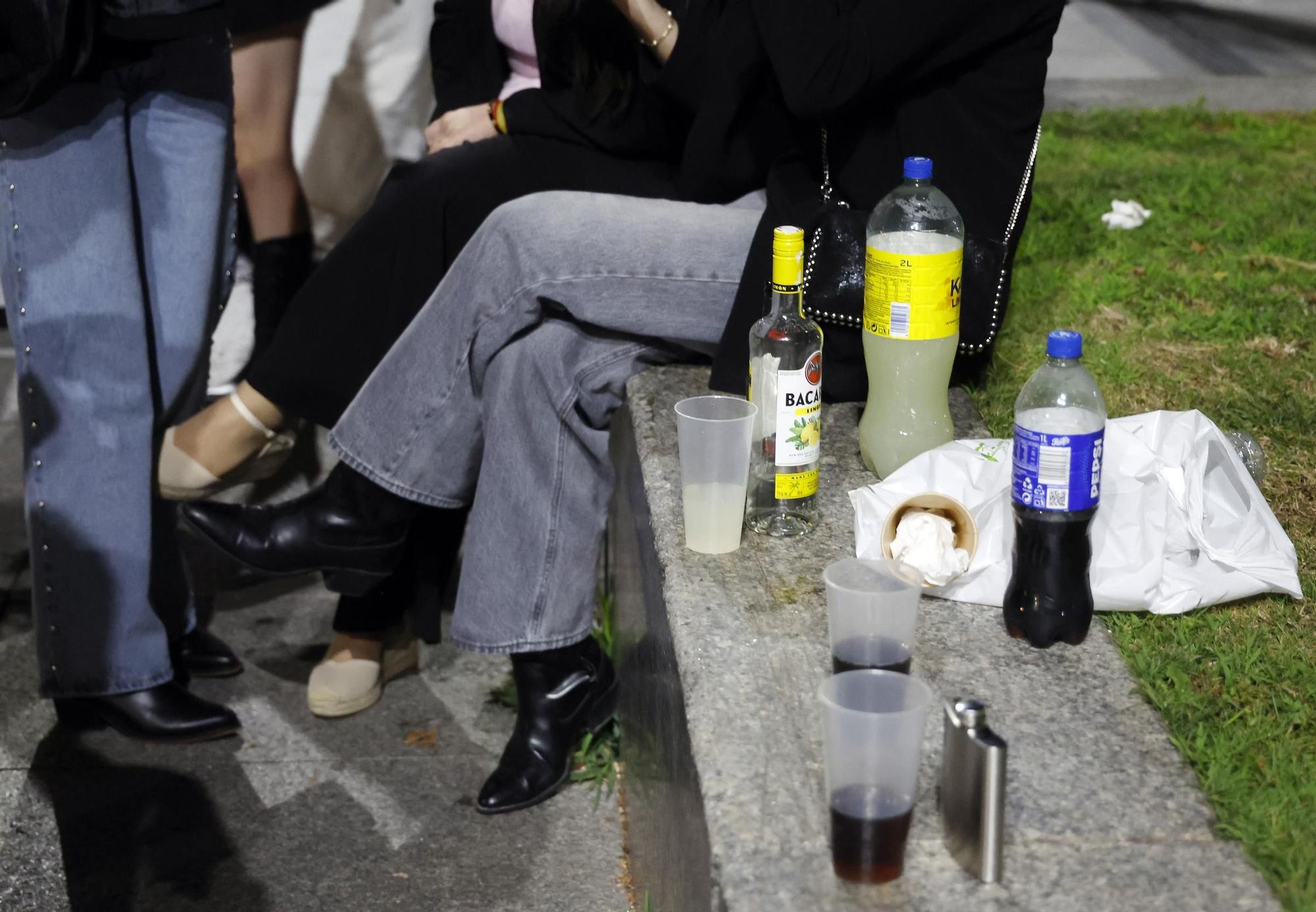 Varios jóvenes en un botellón en Vigo