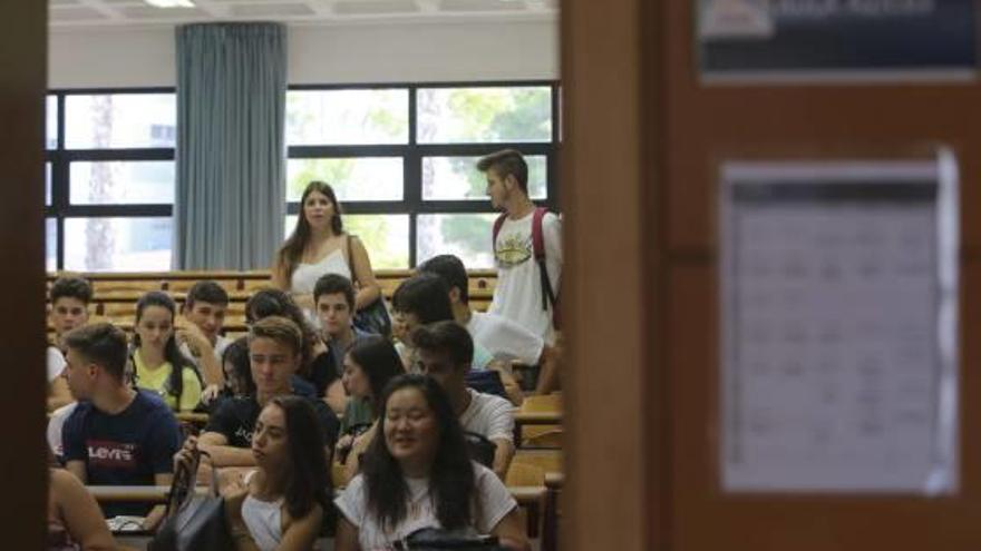 Alumnos dentro de un aula en la Universidad de Alicante.