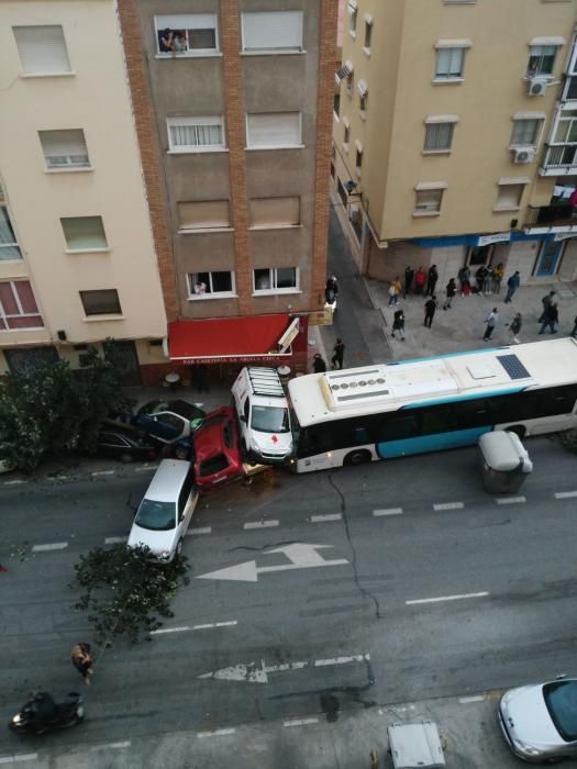 Un autobús de la EMT embiste media docena de coches en Héroe de Sostoa.