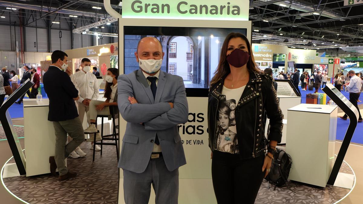 El consejero de Turismo de Gran Canaria, Carlos Álamo, y la artista grancanaria Cristina Ramos en Fitur