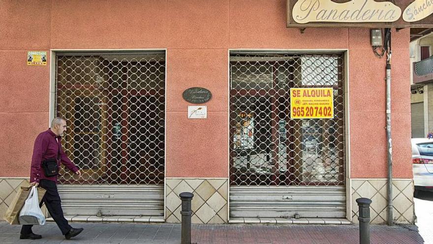 Local donde había una panadería, cerrado, en el barrio de la Florida de Alicante.