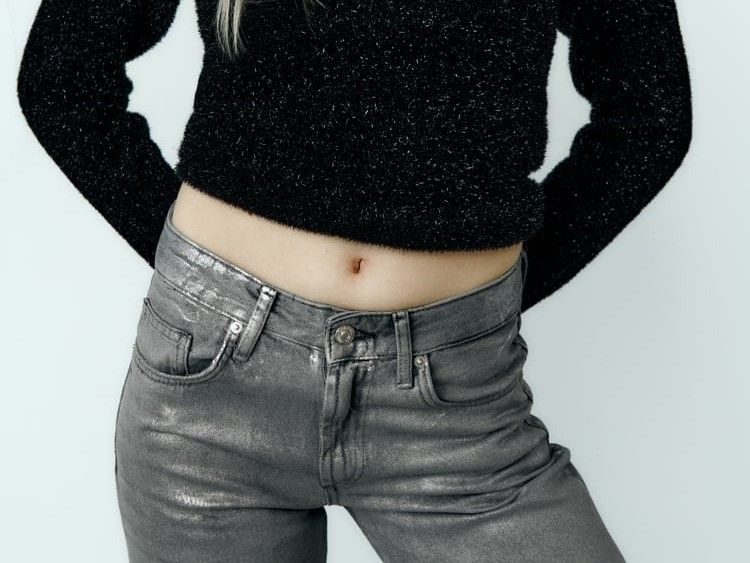 Este es el pantalón metalizado de Zara que triunfa entre las